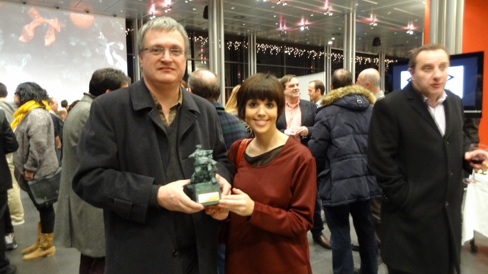 Recogieron la estatuilla que simboliza el premio Joseba Etxarri, director de EuskalKultura.com, y la colaboradora Itxaso Díaz de Arcaya, en la foto durante la recepción que siguió a la entrega de premios (foto EuskalKultura.com)